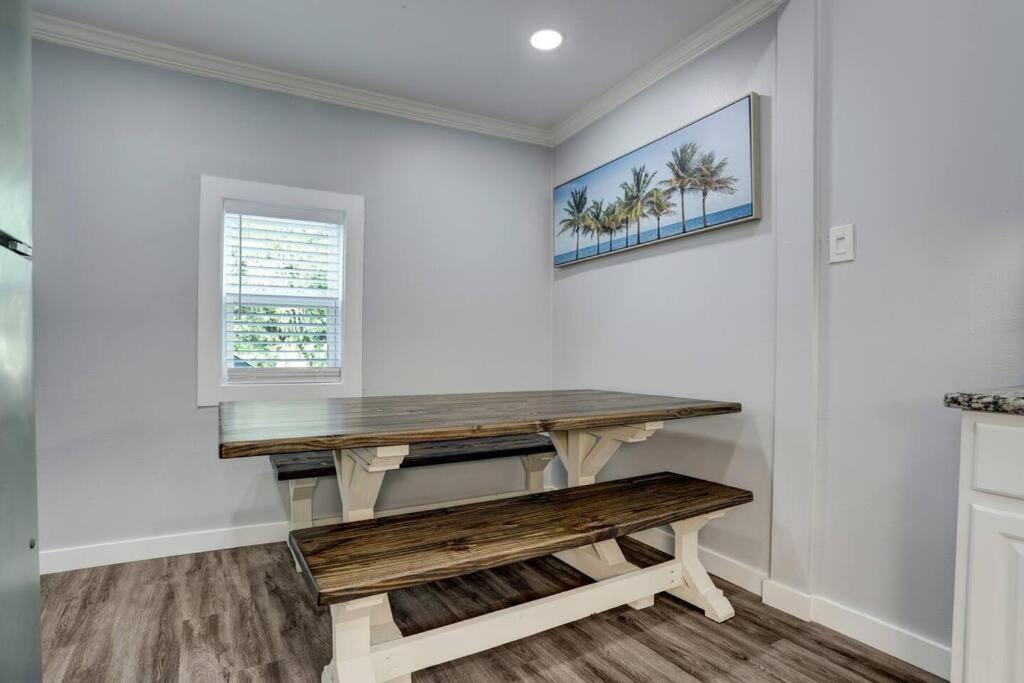 Renovated Beach Bungalow! Γκάλβεστον Εξωτερικό φωτογραφία